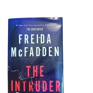 Freida McFadden 'The Intruder' Hardcover Book Suspense, Mystery EUC